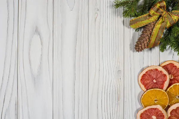 Noel kompozisyon. Ladin dalları ile kurutulmuş greyfurt ve 