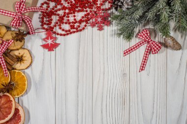 Noel kompozisyon. Çam dalları ile kurutulmuş portakal, grapef