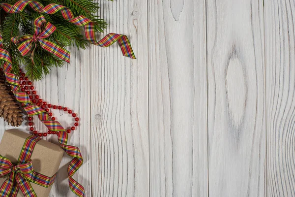 クリスマスの組成物。クリスマス プレゼントとスプルースの枝 — ストック写真