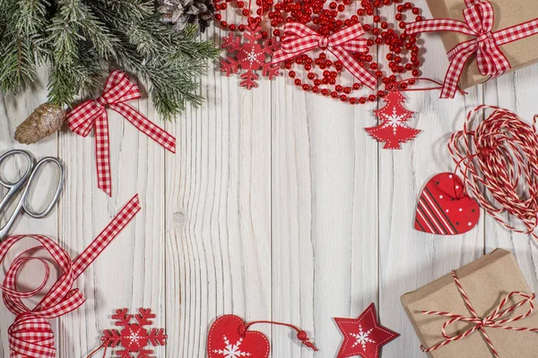 Fondo de Navidad con ramas de abeto, decoraciones de Navidad y — Foto de Stock