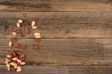 Eski ahşap masa soyulmuş fıstık. 