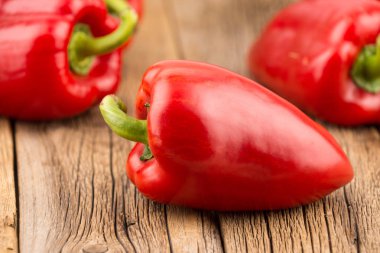 Eski ahşap masada biber. 