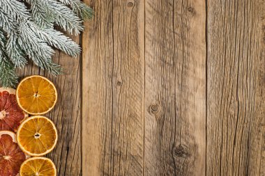 Noel kompozisyon. Ladin dalları ile kurutulmuş greyfurt ve 