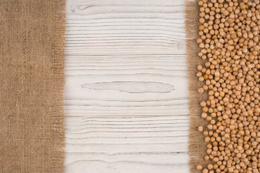 Nohut Sivas'tan ve eski bir beyaz tahta masa.