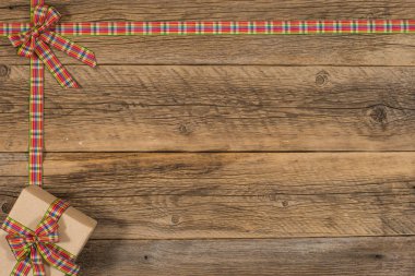 Hediye kutusu eski ahşap masa. 