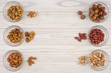 Fındık eski ahşap masa üzerinde bir cam kabın içinde karıştırın. 