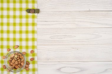 Eski Beyaz ahşap masa bir cam kabın içinde fasulye.