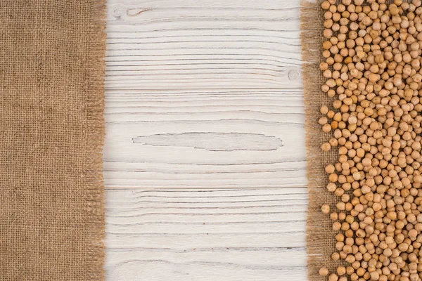 Nohut Sivas'tan ve eski bir beyaz tahta masa.