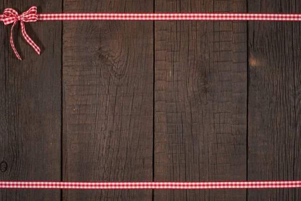 Dekoracyjne wstążki na starym drewnianym stole. — Zdjęcie stockowe
