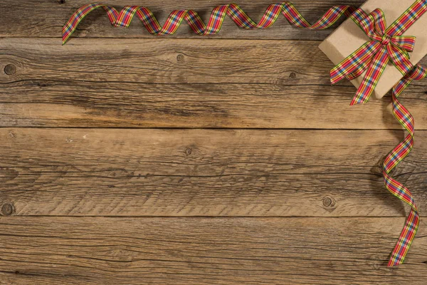 Caja de regalo en una vieja mesa de madera . — Foto de Stock