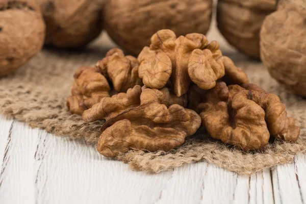 Ceviz closeup eski beyaz masa. 