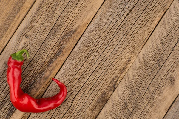 Pimenta vermelha quente na mesa de madeira velha . — Fotografia de Stock