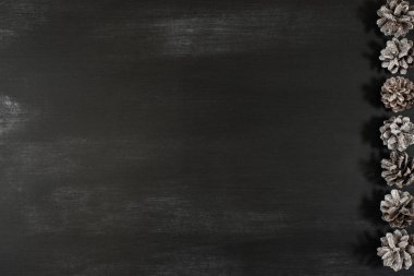 Siyah bir kara tahta üzerinde koni.