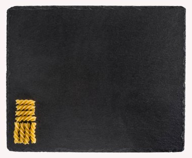 Makarna siyah arduvaz tahtası. Beyaz arka plan üzerinde izole. 