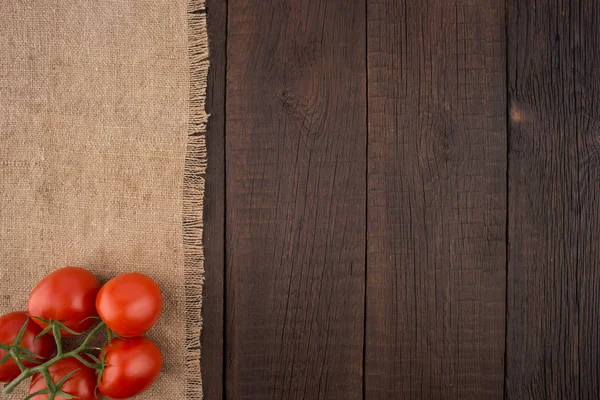 Tomates en mesa de madera vieja . — Foto de Stock