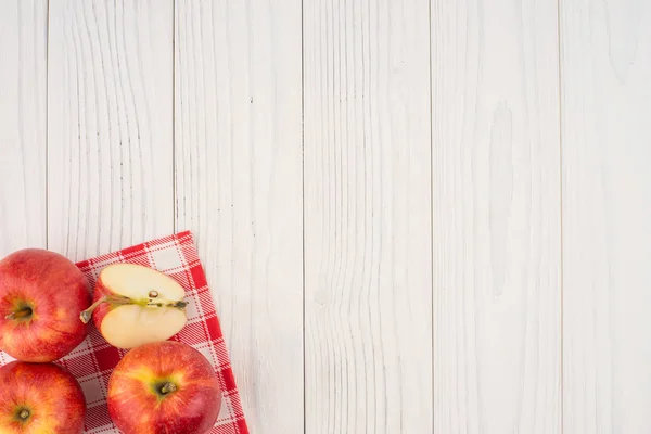 Rote Äpfel auf dem alten Holztisch. — Stockfoto