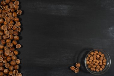 Tahtada bir kase fındık. 