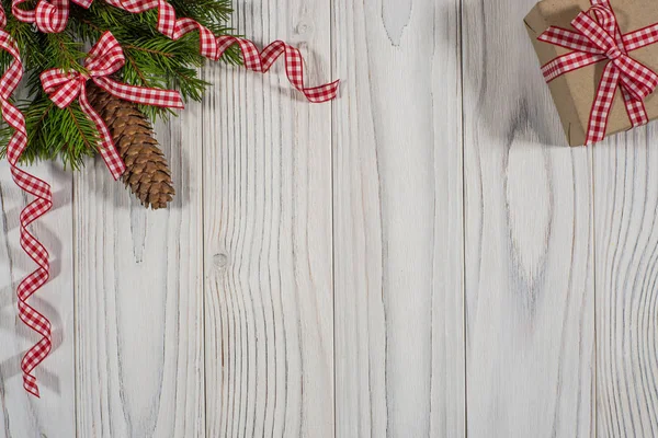 クリスマスの組成物。クリスマスとトウヒの枝を古い白い木製のテーブルの提示します。. — ストック写真