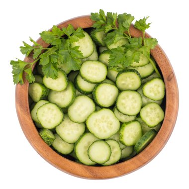  Beyaz arka plan üzerinde ahşap kase taze dilim salatalık. 