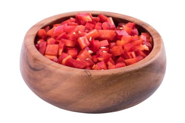 Kırmızı biber bir ahşap kase dilimlenmiş.