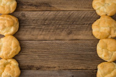 Eklerleri eski ahşap masa. 