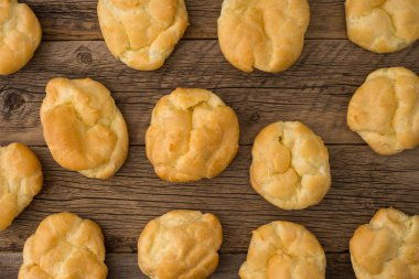 Eklerleri eski ahşap masa. 