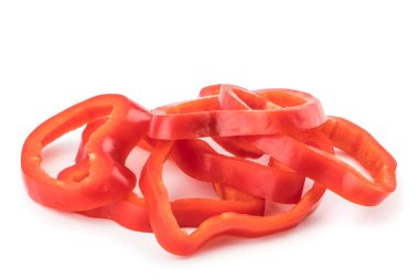 beyaz zemin üzerine adet tatlı biber dilimlenmiş.