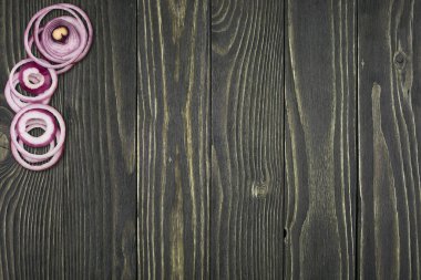 Kırmızı soğan rustik styl bir ahşap zemin üzerine dilimler halinde kesin