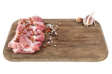 çiğ Domuz kaburga wh izole kesme tahtası üzerinde pul biber ile