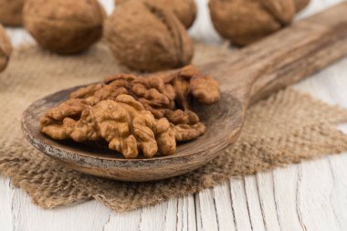 Ceviz bir tahta kaşık ve bir eski Beyaz ahşap tablo. 