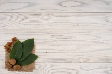 Eski Beyaz ahşap masa yeşil kabukta ceviz. 