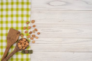 Eski ahşap masa üzerinde bir tahta kaşık fasulye. 