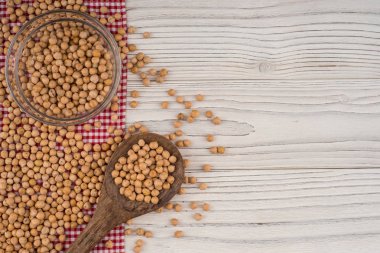 Nohut eski ahşap masa üzerinde. Arka plan, boş templa