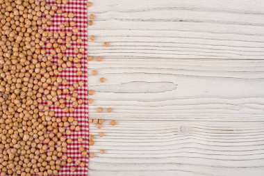 Nohut bir kırmızı peçete ve eski Beyaz ahşap masa. 