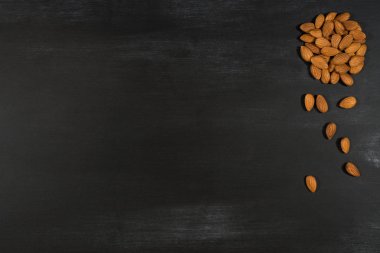 Badem siyah yazı tahtası. 