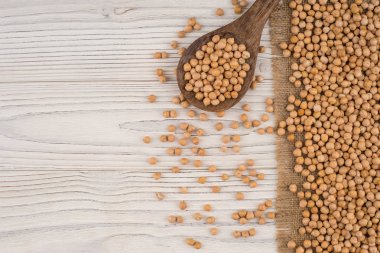 Eski ahşap masa üzerinde bir tahta kaşık nohut. 