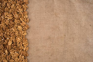 Çuval bezi üzerinde ceviz badem ceviz. 