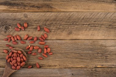 Tahta kaşık eski ahşap zemin üzerine fıstık. 