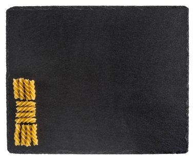 Makarna siyah arduvaz tahtası. Beyaz arka plan üzerinde izole. 