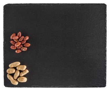 Fıstık siyah arduvaz gemide. Beyaz arka plan üzerinde izole. 