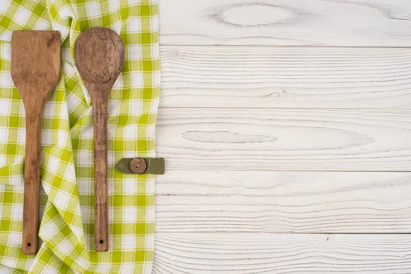 Cuchara y espátula en la servilleta de cocina y mesa blanca . — Foto de Stock