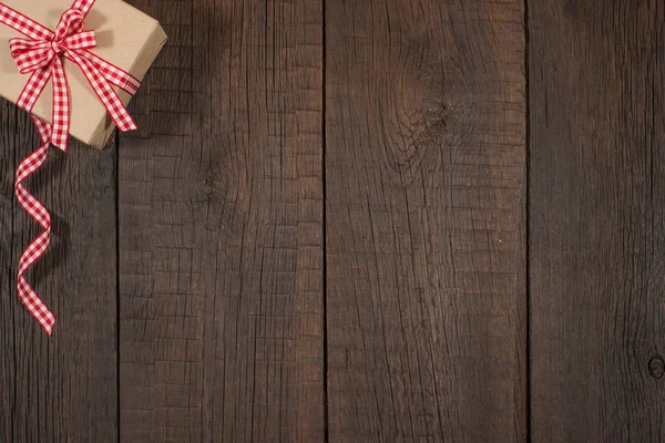 Caja de regalo en una vieja mesa de madera . — Foto de Stock