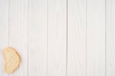 Tahta bir masada bir somun ekmek.. 