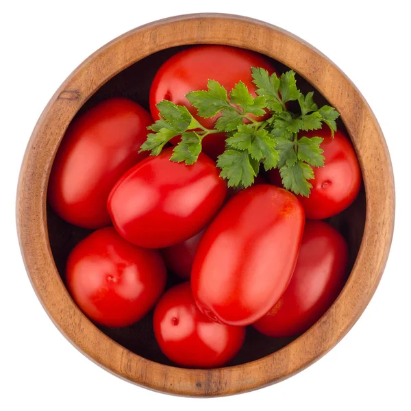 Świeże pomidory w drewna miska na białym tle. — Zdjęcie stockowe