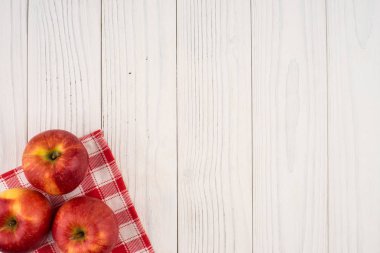 Eski ahşap masa üzerinde kırmızı elmalar. 