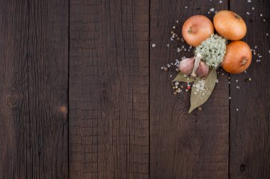 Soğan, sarımsak ve baharat eski ahşap masa.