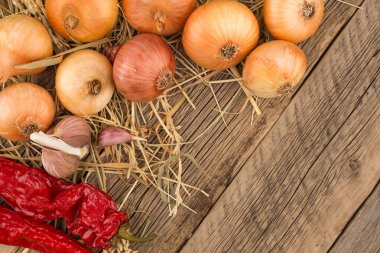 Soğan, sarımsak ve biber eski ahşap tablo. 
