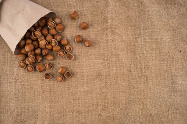 Eski görevden arka plan üzerinde doğal fındık.