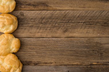 Eklerleri eski ahşap masa. 