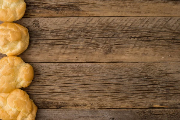 Eklerleri eski ahşap masa. 